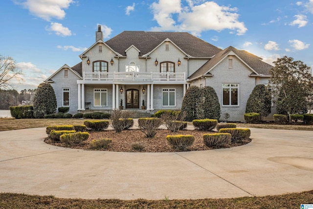 view of front of property featuring a balcony