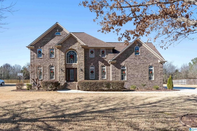 view of front of home featuring a front lawn