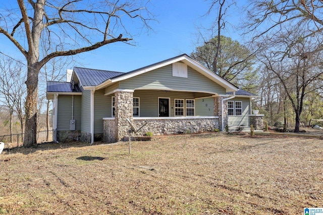 view of front of house featuring a front yard