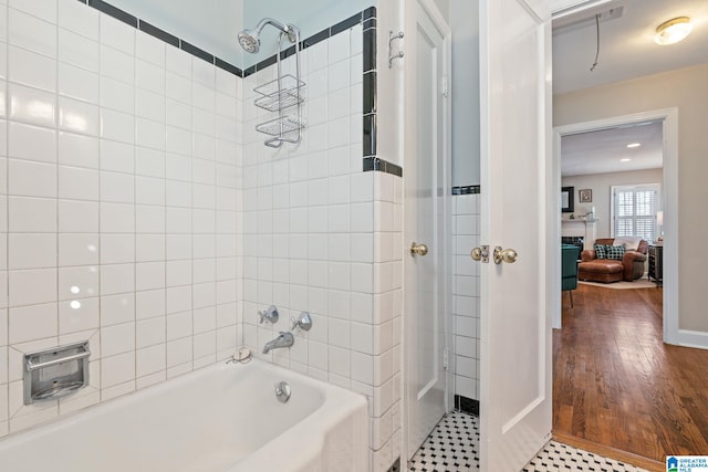 bathroom with tiled shower / bath