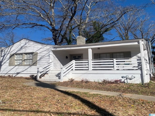 view of front of property featuring a porch