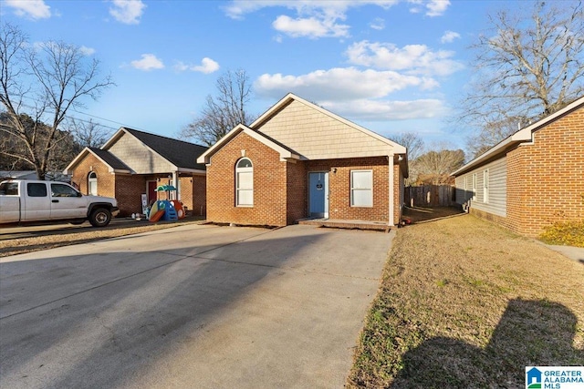 view of front facade with a front lawn