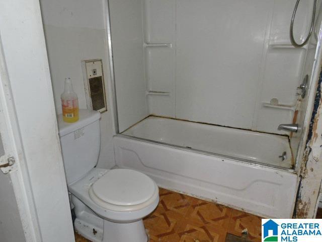 bathroom featuring toilet and shower / washtub combination