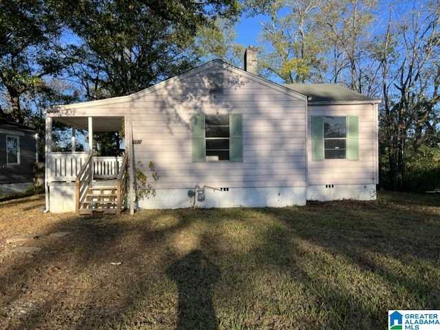 view of front of home featuring a front yard