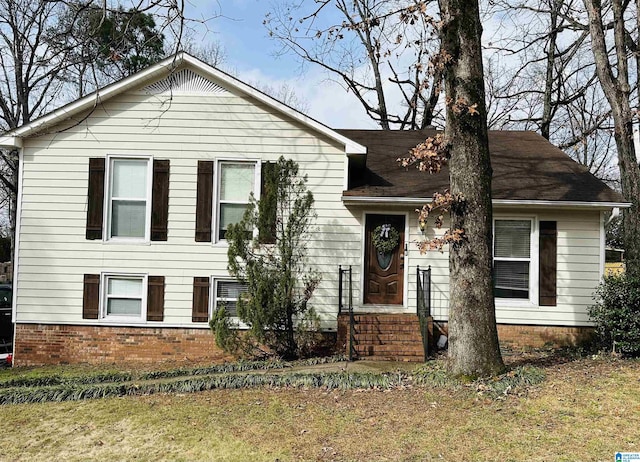 tri-level home featuring a front lawn