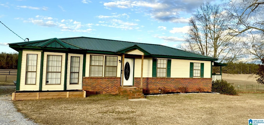 view of front facade featuring a front lawn