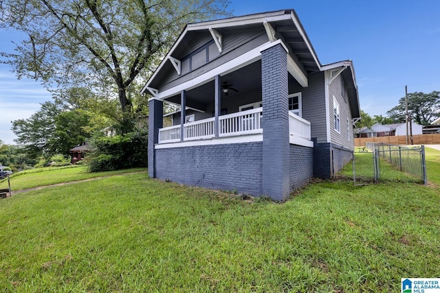 view of front of property with ceiling fan and a front yard