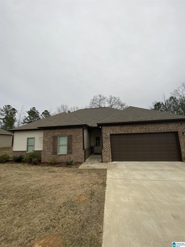 view of front of property featuring a front lawn and a garage