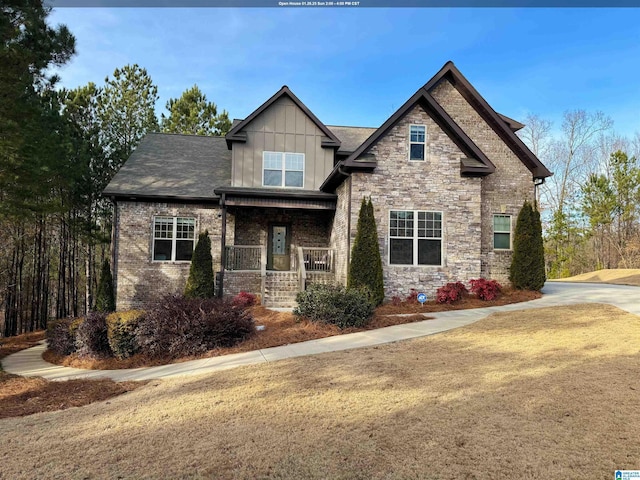 craftsman-style home featuring a front lawn and covered porch