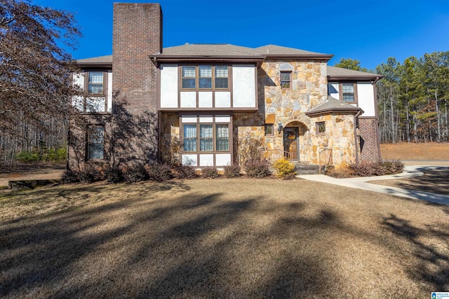 view of front of home featuring a front yard