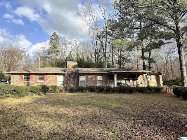 single story home featuring a front yard