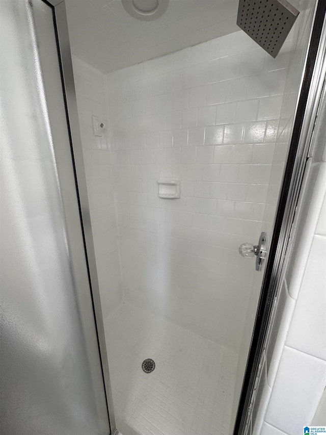 bathroom featuring tiled shower