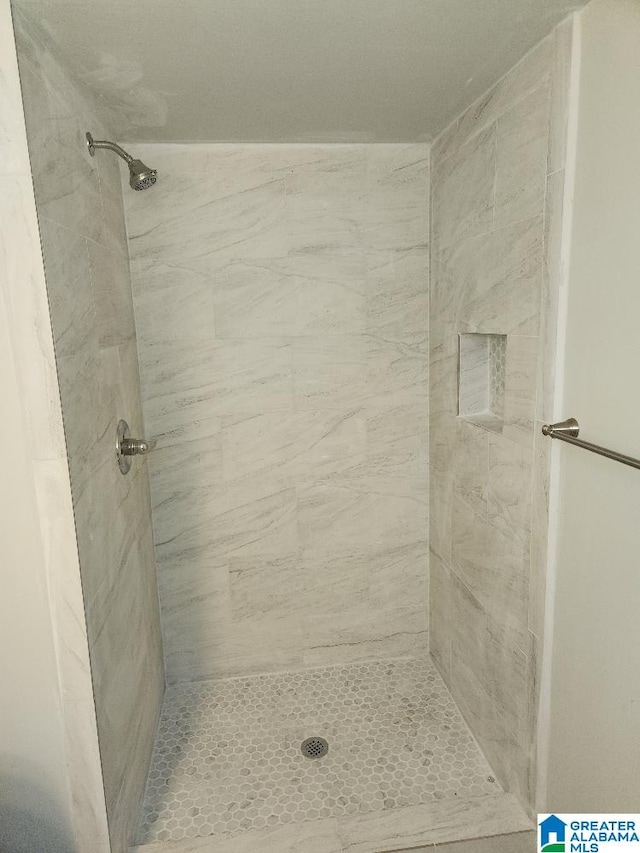 bathroom featuring tiled shower