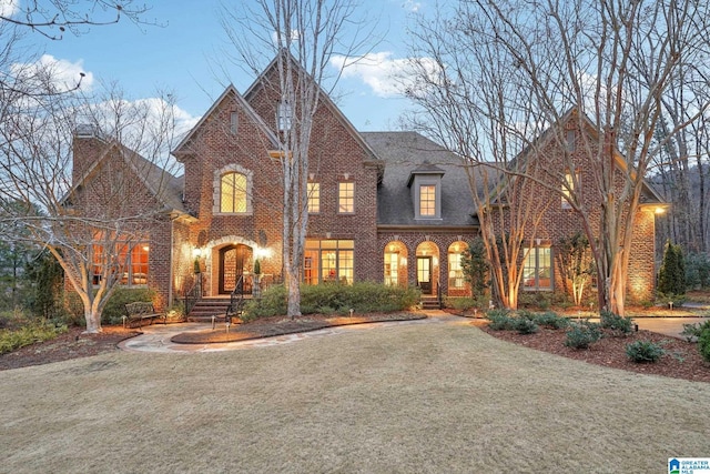 view of front of property with a front yard