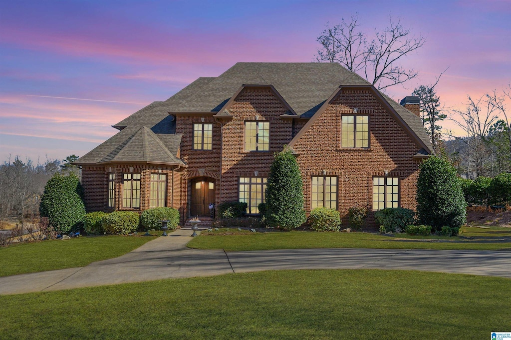 view of front facade with a lawn