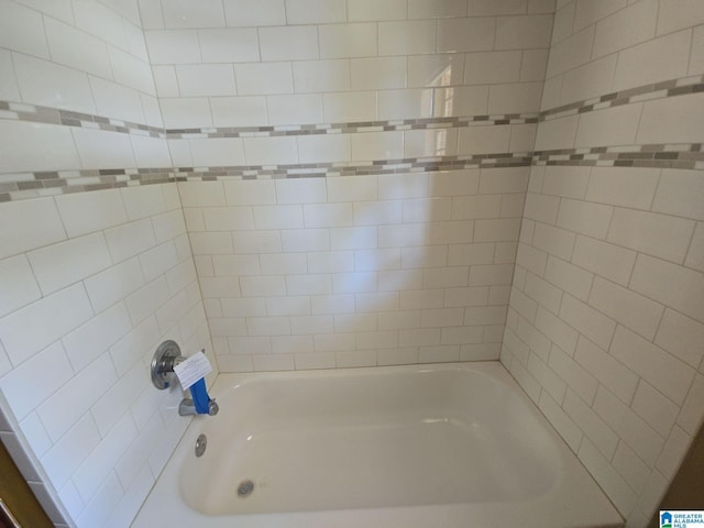 bathroom featuring tiled shower / bath combo