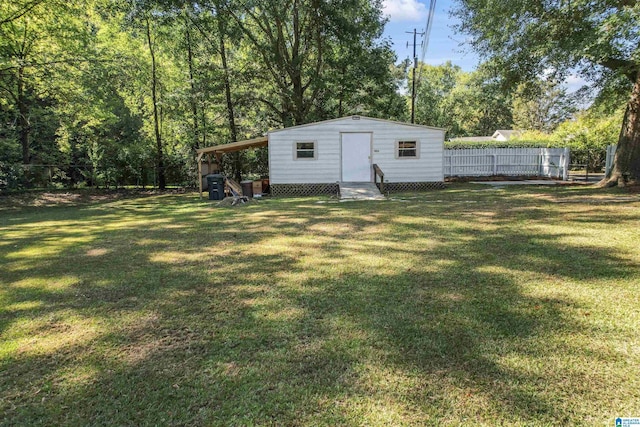 view of yard featuring a shed