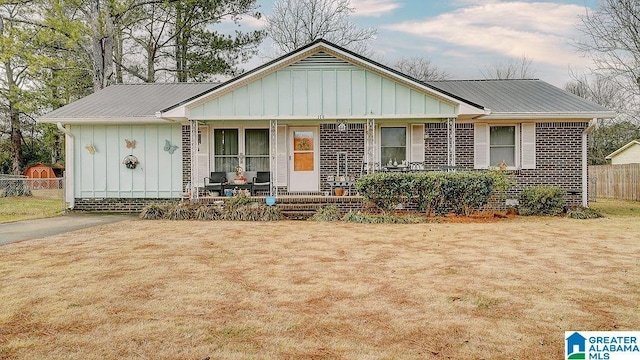 single story home featuring a porch