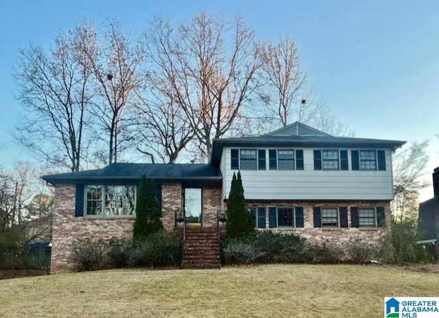 split level home featuring a front yard