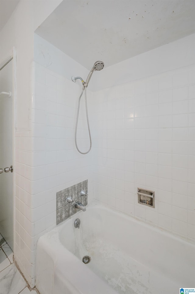 bathroom with tiled shower / bath