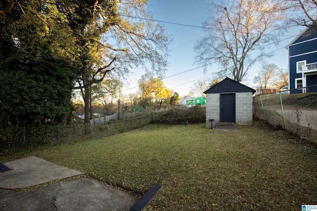 view of yard featuring a storage shed