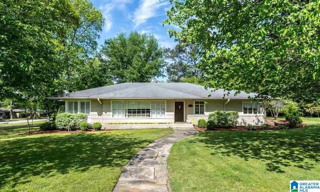 ranch-style house featuring a front yard