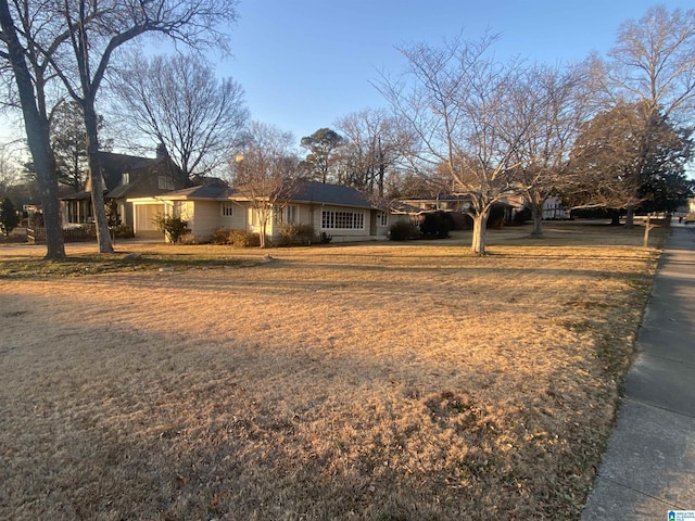 ranch-style home featuring a front lawn