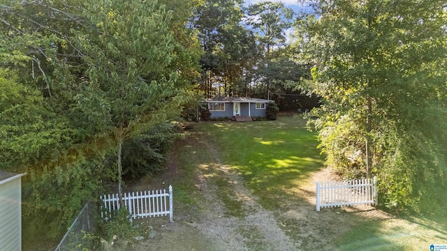 view of yard with an outbuilding