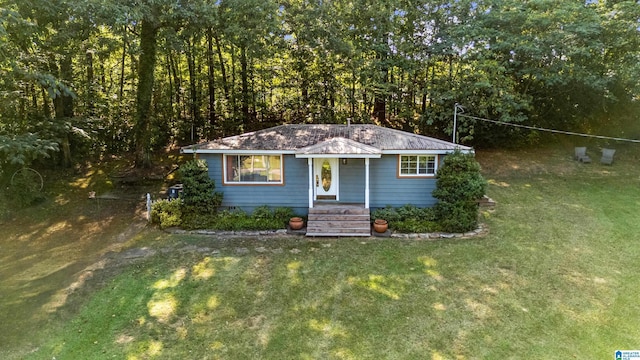 view of front of property featuring a front lawn