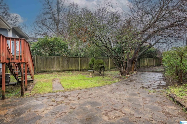 view of yard featuring a patio area