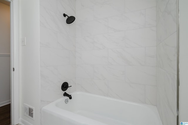 bathroom with tiled shower / bath