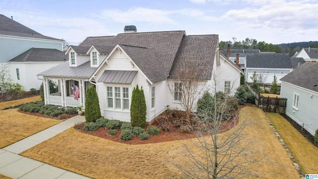 view of front facade featuring a porch and a front yard