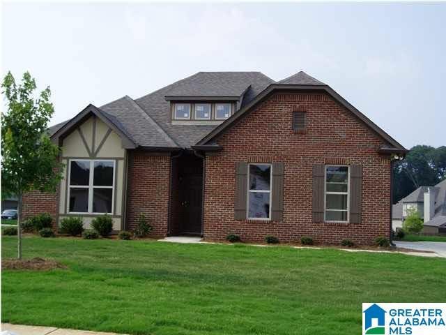 view of front of house featuring a front lawn