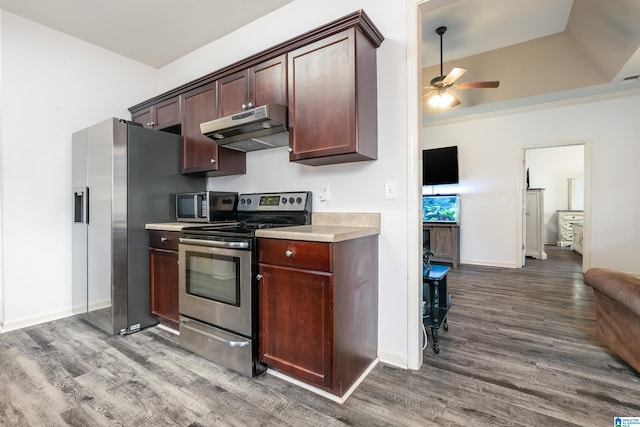 kitchen featuring crown molding, hardwood / wood-style flooring, ceiling fan, and appliances with stainless steel finishes