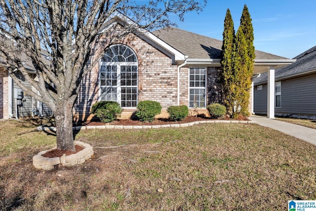 view of front of property featuring a front lawn