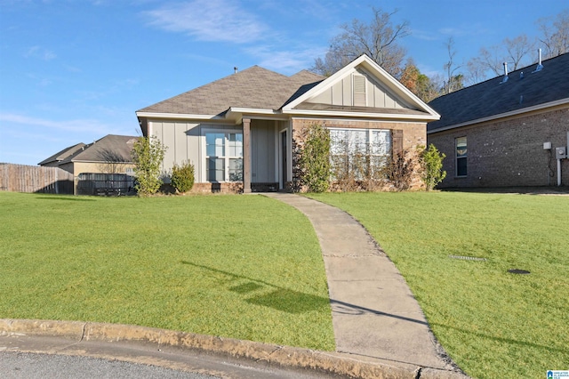 view of front facade featuring a front yard