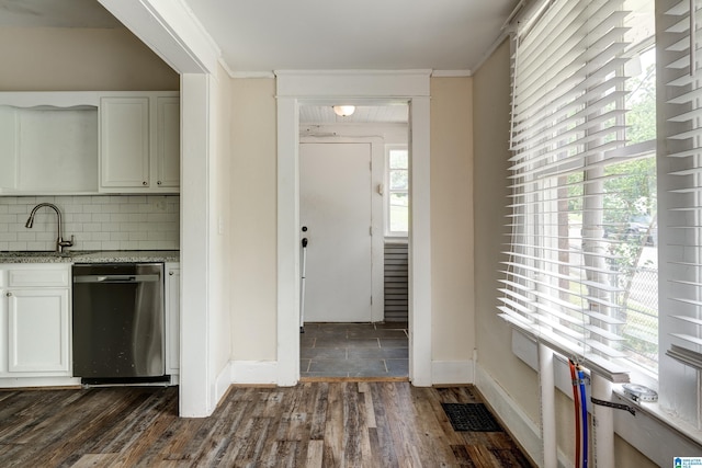 foyer featuring ornamental molding, dark hardwood / wood-style floors, and sink