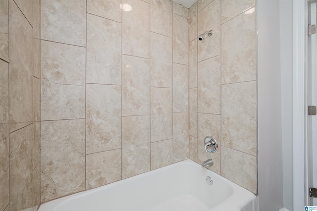 bathroom featuring tiled shower / bath combo