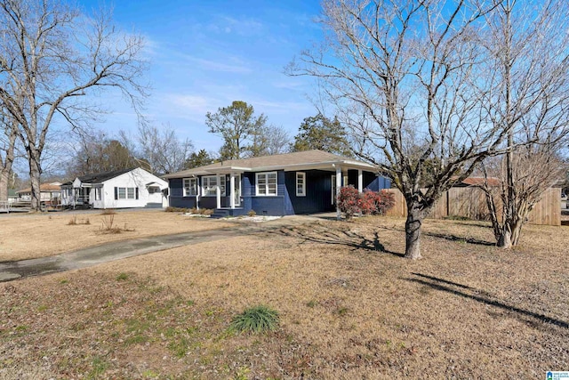 ranch-style house featuring a front yard