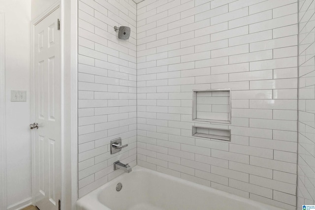 bathroom with tiled shower / bath