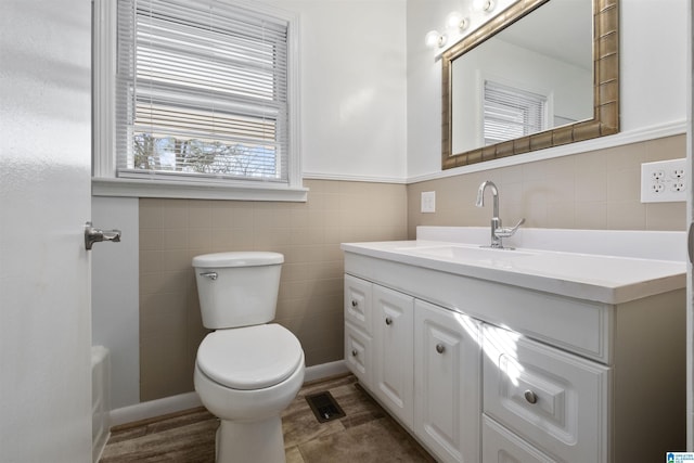 bathroom with a tub, toilet, and vanity