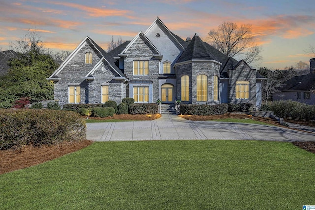 view of front of house featuring a lawn