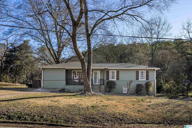 ranch-style home featuring a front lawn