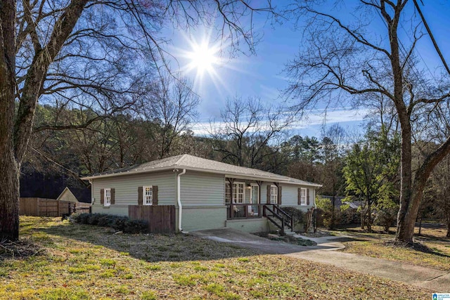 view of front of house featuring a front lawn