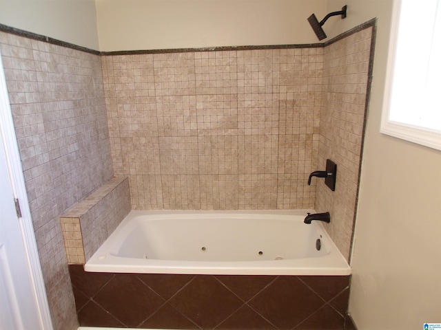 bathroom featuring tiled shower / bath combo