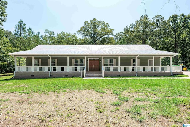 farmhouse featuring a front lawn and covered porch