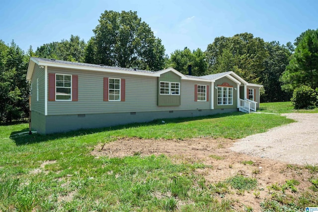 manufactured / mobile home featuring a front yard