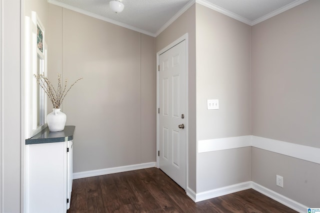 foyer featuring dark wood-type flooring and crown molding