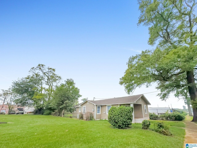 view of front of home featuring a front yard