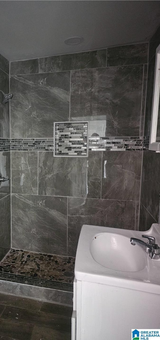 bathroom with washer / clothes dryer and tiled shower